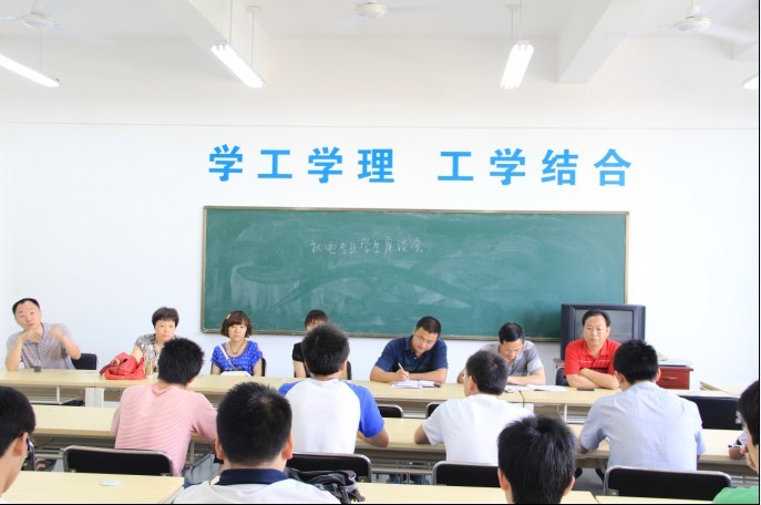 解析教学器材 机电工程系举办机电一体化技术专业学生座谈会